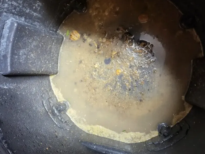 전주 덕진구 석션 통 바닥에 가라앉은 찌꺼기