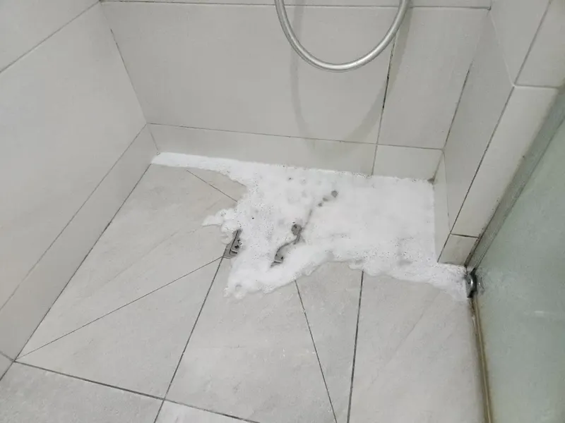 전주 덕진구 배수구에서 거품 섞인 물이 올라온 샤워실 바닥