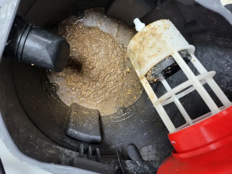 전주 덕진구 석션 통 안에 모인 음식물 찌꺼기